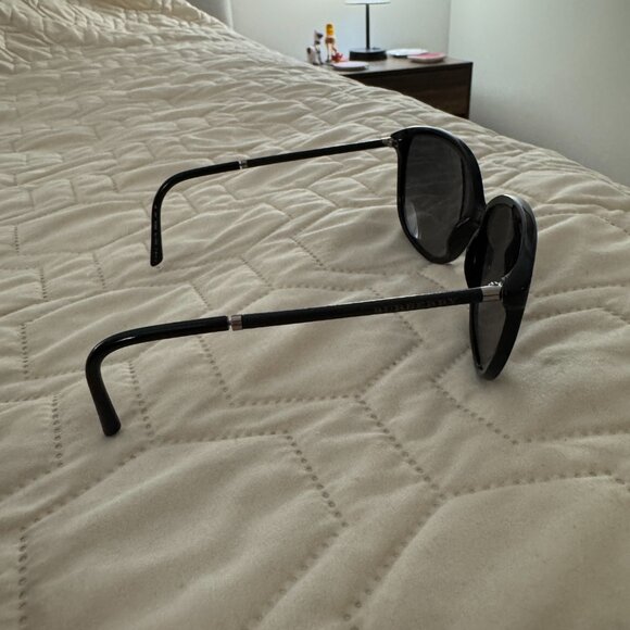 Burberry sunglasses with case and cloth - Picture 2 of 7